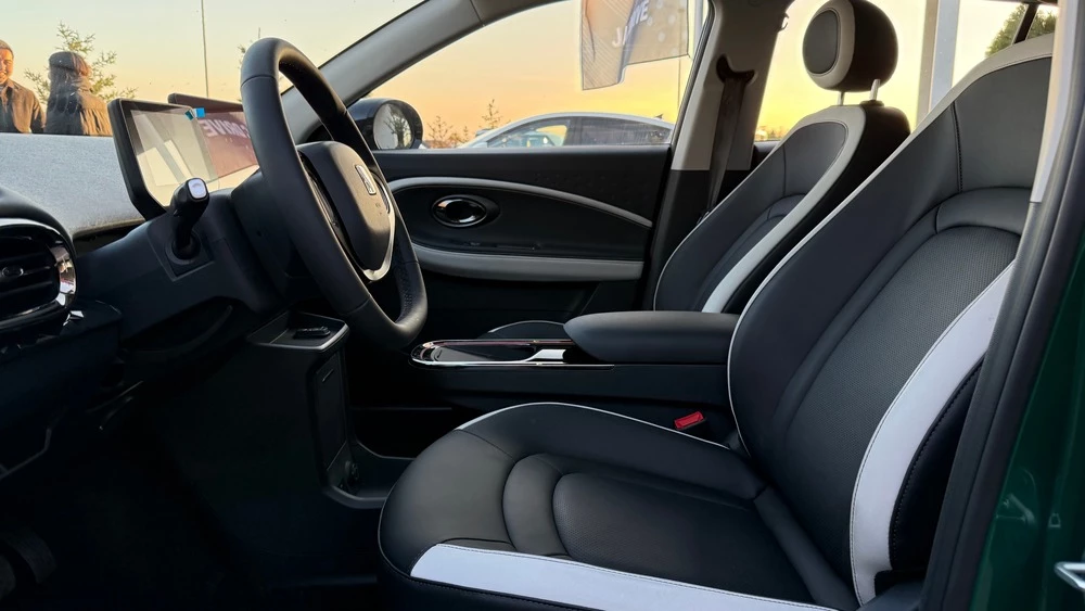 Электрический хэтчбек JAC E30X в Казахстане салон интерьер первый ряд сиденья