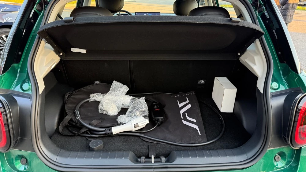 Электрический хэтчбек JAC E30X в Казахстане салон интерьер багажник