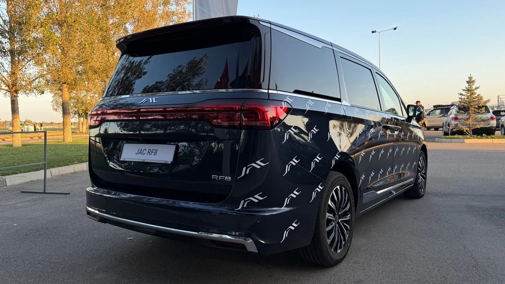 Минивэн JAC RF8 в Казахстане презентация сзади сбоку