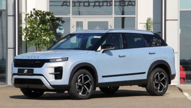 В России новая версия компактного кроссовера Jaecoo J7 LE появилась в дилерских центрах.