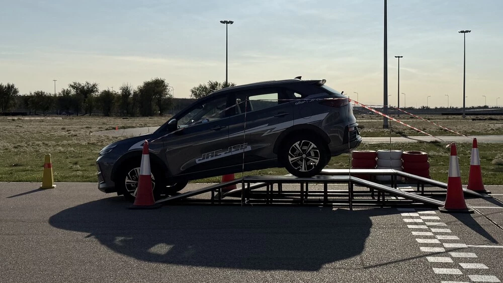 Кроссовер JAC JS6 на стенде сбоку