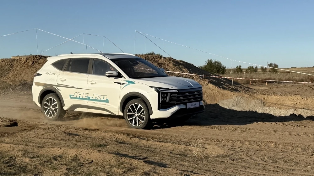 Кроссовер JAC JS8 на полигоне бездорожье казахстан сбоку сзади