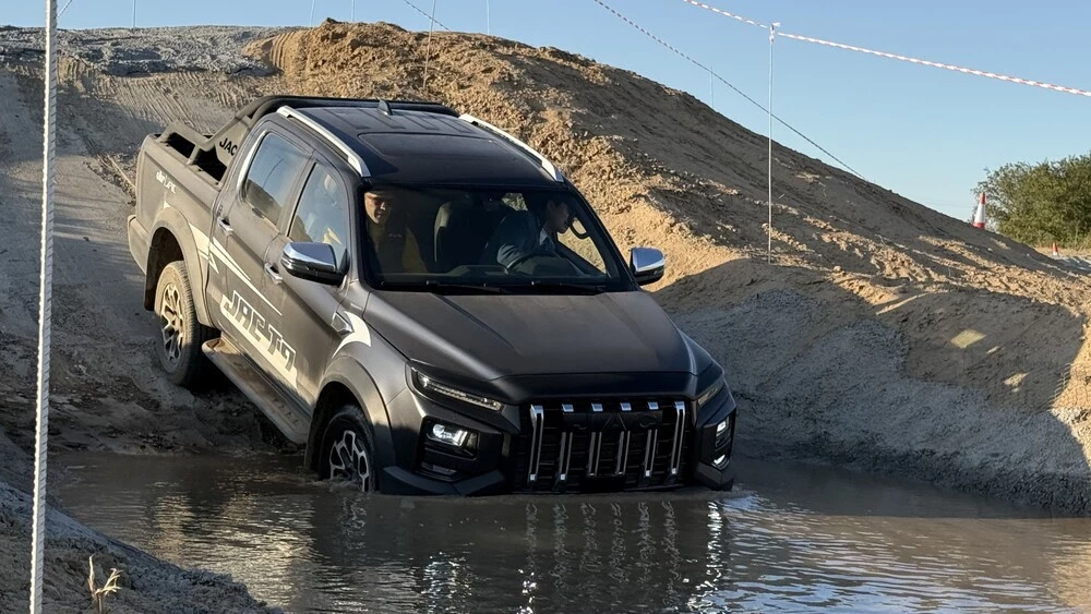 JAC T9 в казахстане тест-драйв сбоку спереди водоем