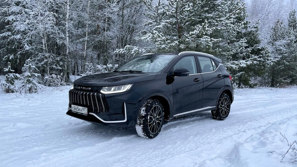 Jetour X50 сбоку спереди бездорожье снег