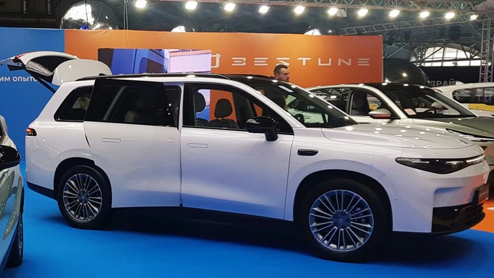 Электрический кроссовер Leapmotor C16 сбоку