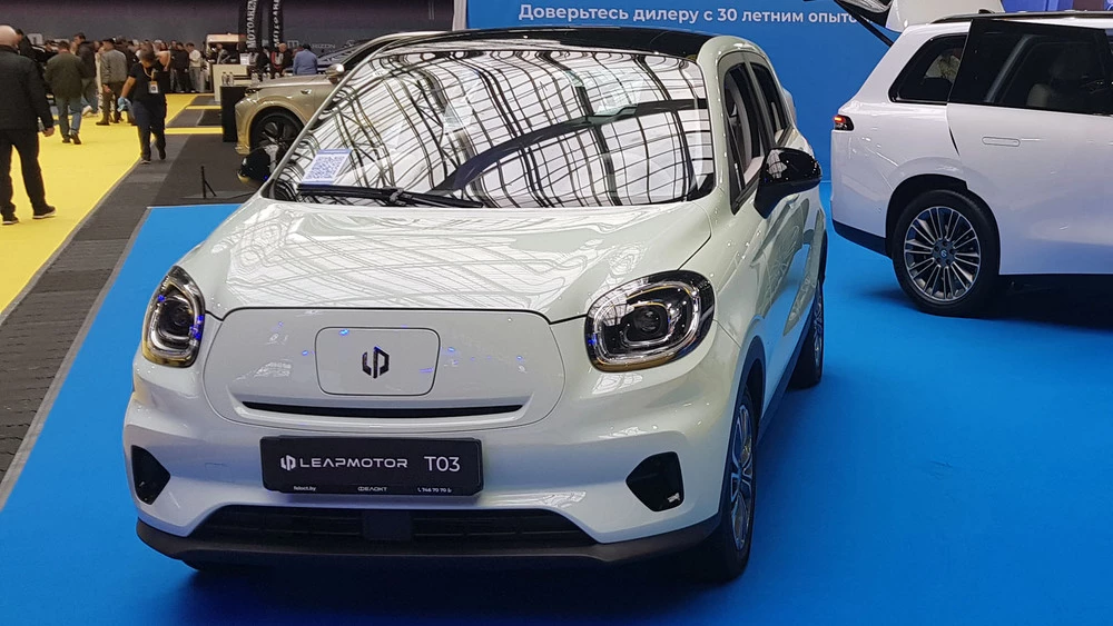 Электромобиль Leapmotor T03 на выставке «Моторшоу 2025» в Минске спереди