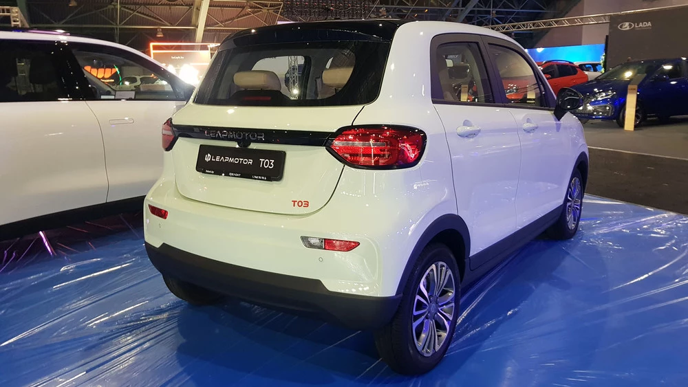 Электромобиль Leapmotor T03 на выставке «Моторшоу 2025» в Минске сбоку сзади