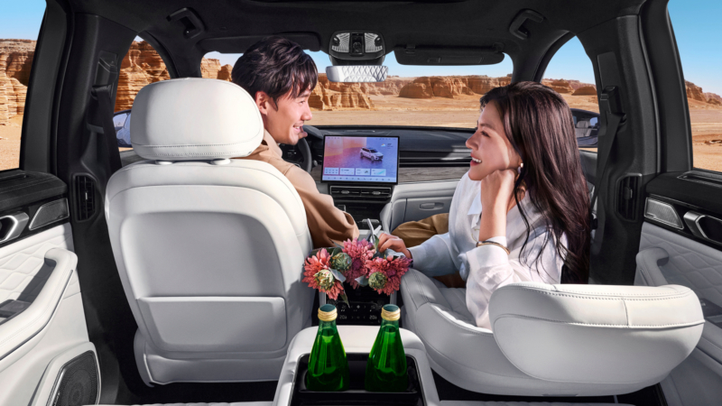 В Китае обновленный гибрид Lynk & Co 09 на базе Volvo XC90 вышел на рынок за 33 510 долларов.