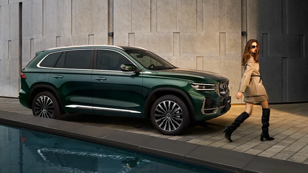 Обновленный Geely Monjaro получил ОТТС и подешевел кроссовер зеленый сбоку спереди беларусь цена flagship plus