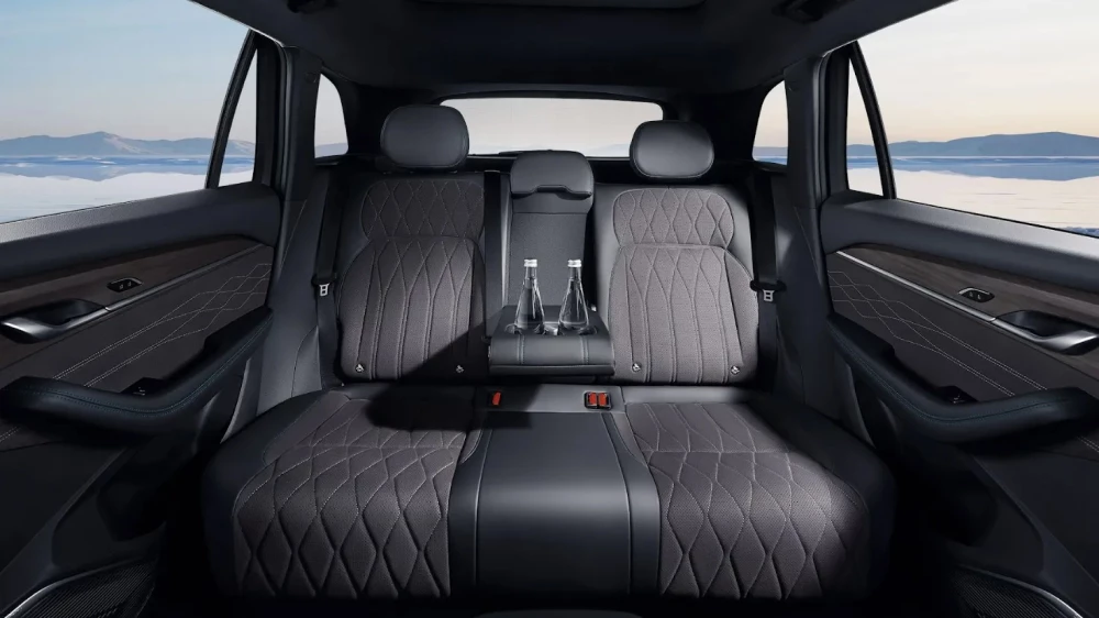 Обновленный Geely Monjaro получил ОТТС и подешевел кроссовер салон беларусь цена flagship plus