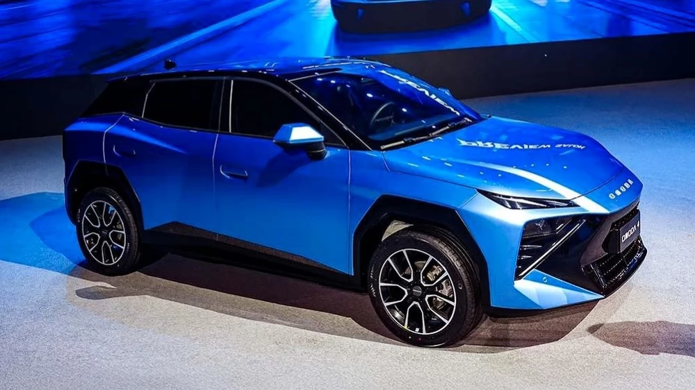 кроссовер Omoda C4 презентация спереди сбоку