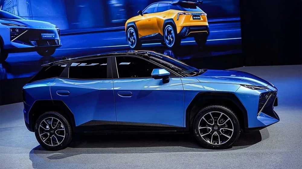 кроссовер Omoda C4 презентация сбоку