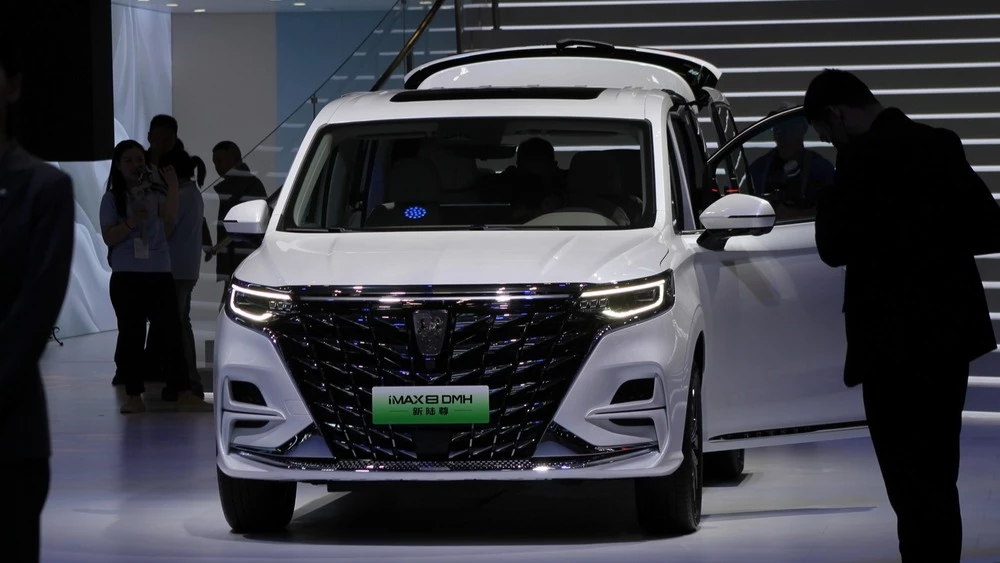 Минивэн Roewe iMAX спереди шанхай шанхайский автосалон 2025