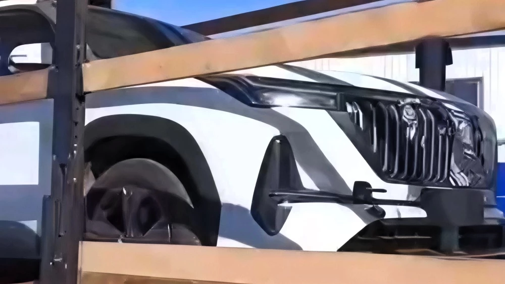 кроссовер Volga Geely Atlas спереди сбоку