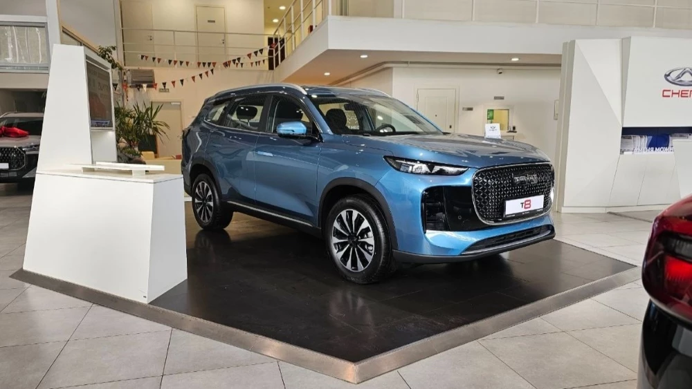 Tenet T8 у дилера в автосалоне сбоку спереди в шоуруме новый псков