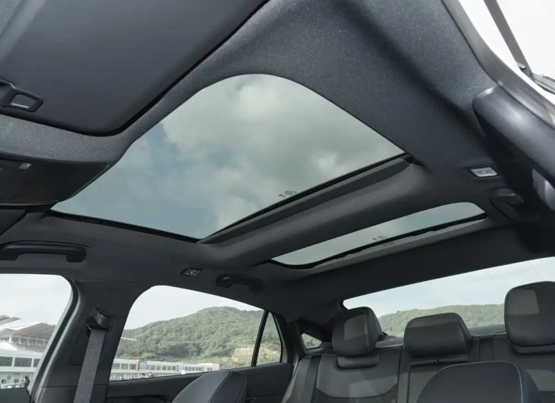 В Китае новый Ford Mondeo, произведенный в Китае, выходит 4 декабря с 27-дюймовым 4K-экраном.