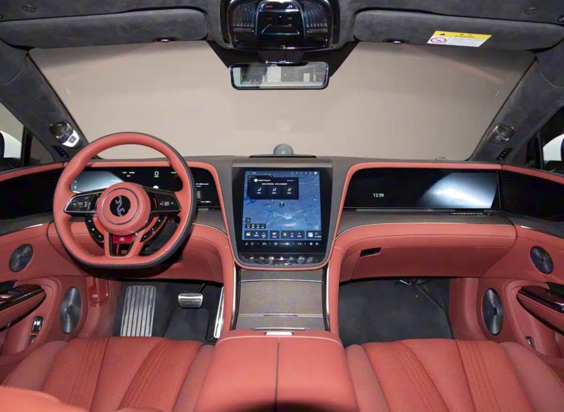 В Китае BYD Yangwang U7 на автосалоне в Гуанчжоу поразил мощностью 1341 л.с. и четырьмя двигателями.