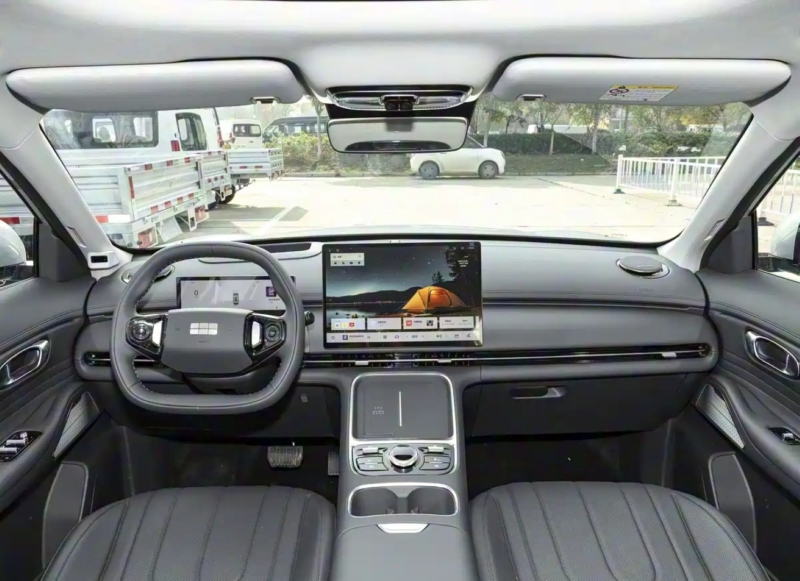 В Китае стартуют продажи Geely Galaxy Starship 7 с запасом хода 200 км.