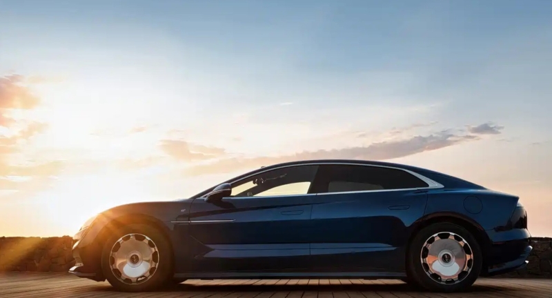 В Китае BYD Yangwang U7 на автосалоне в Гуанчжоу поразил мощностью 1341 л.с. и четырьмя двигателями.