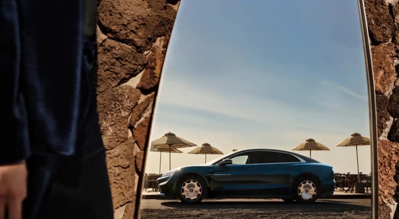 В Китае BYD Yangwang U7 на автосалоне в Гуанчжоу поразил мощностью 1341 л.с. и четырьмя двигателями.