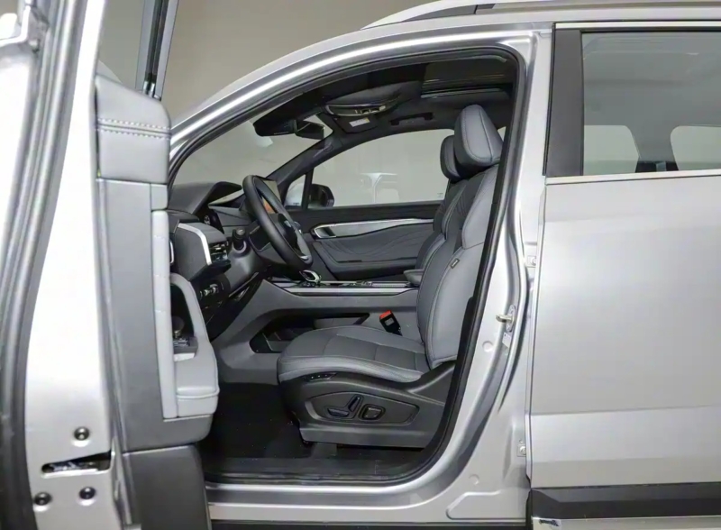 В Китае Geely представила новый семиместный SUV Haoyue L, который является конкурентом Chery Tiggo 8.