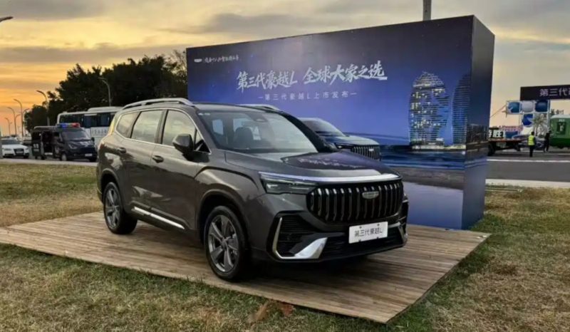 В Китае Geely представила новый семиместный SUV Haoyue L, который является конкурентом Chery Tiggo 8.