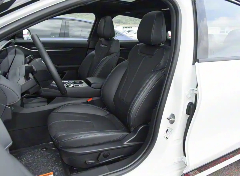 В Китае новый Ford Mondeo, произведенный в Китае, выходит 4 декабря с 27-дюймовым 4K-экраном.