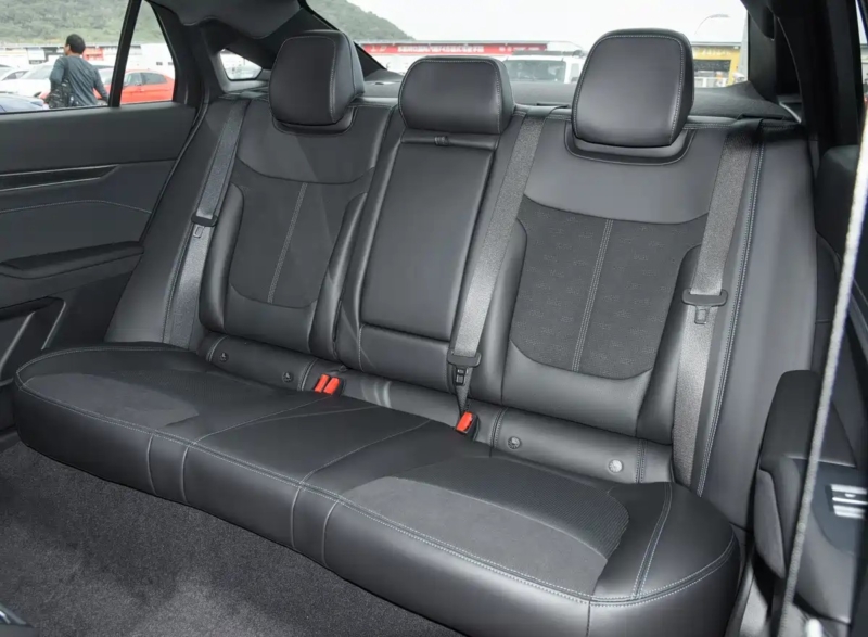 В Китае новый Ford Mondeo, произведенный в Китае, выходит 4 декабря с 27-дюймовым 4K-экраном.