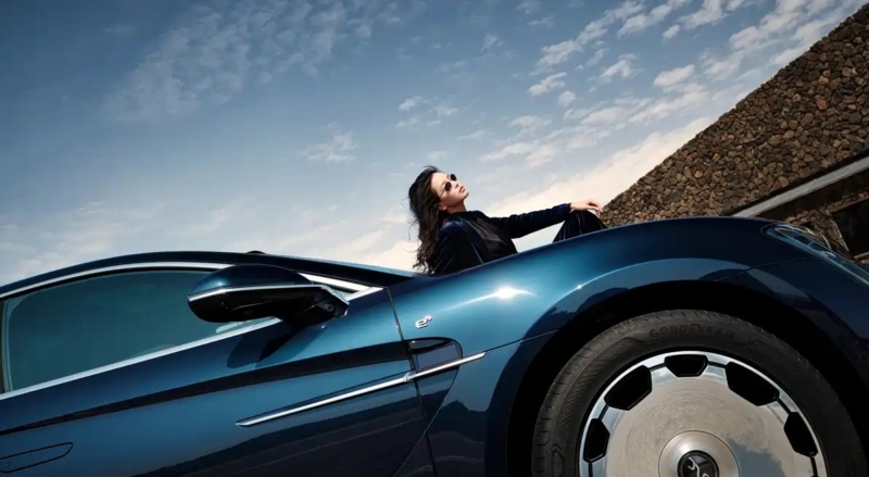 В Китае BYD Yangwang U7 на автосалоне в Гуанчжоу поразил мощностью 1341 л.с. и четырьмя двигателями.