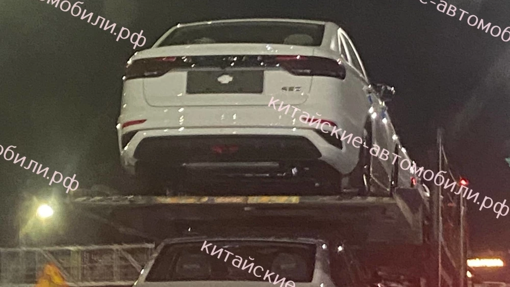 Седаны Belgee S50 на автовозе в России сзади