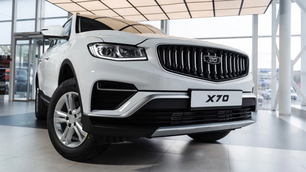 Обновленный кроссовер Belgee X70 в ДЦ «Мартен Вологда» спереди в автосалоне купить новый у дилера