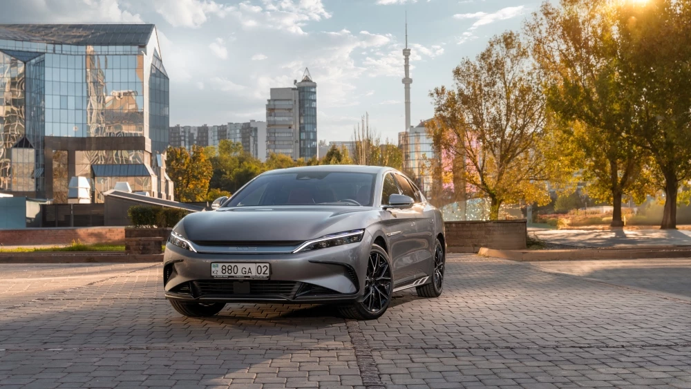 BYD HAN в Казахстане сбоку спереди Астана Моторс