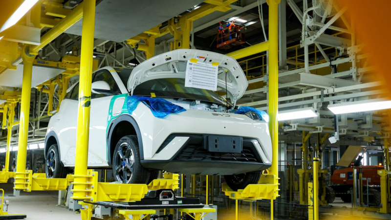 В Китае завод BYD в Бразилии выпустил 10 000 автомобилей и добавил вторую смену