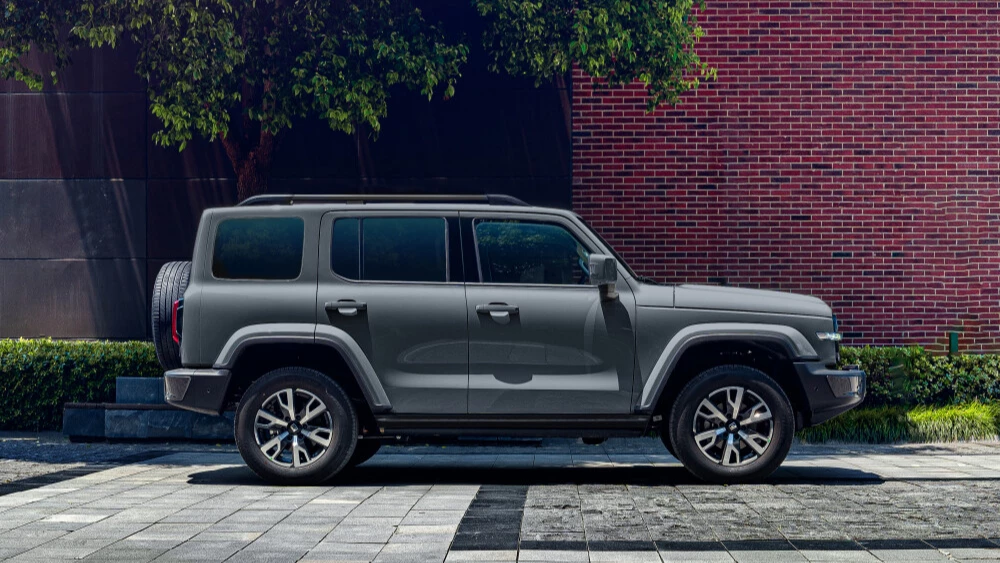 Цены и комплектации обновленного рамного внедорожника Tank 300 объявили в России внедорожник сбоку серый