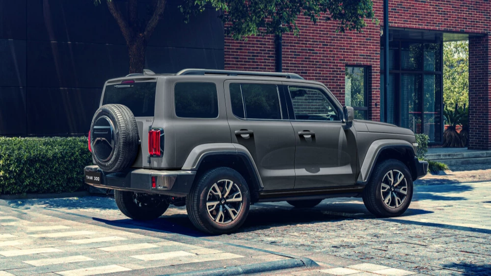 Цены и комплектации обновленного рамного внедорожника Tank 300 объявили в России внедорожник сбоку сзади серый