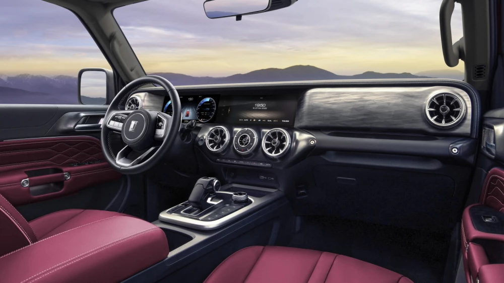 Цены и комплектации обновленного рамного внедорожника Tank 300 объявили в России внедорожник салон красный черный