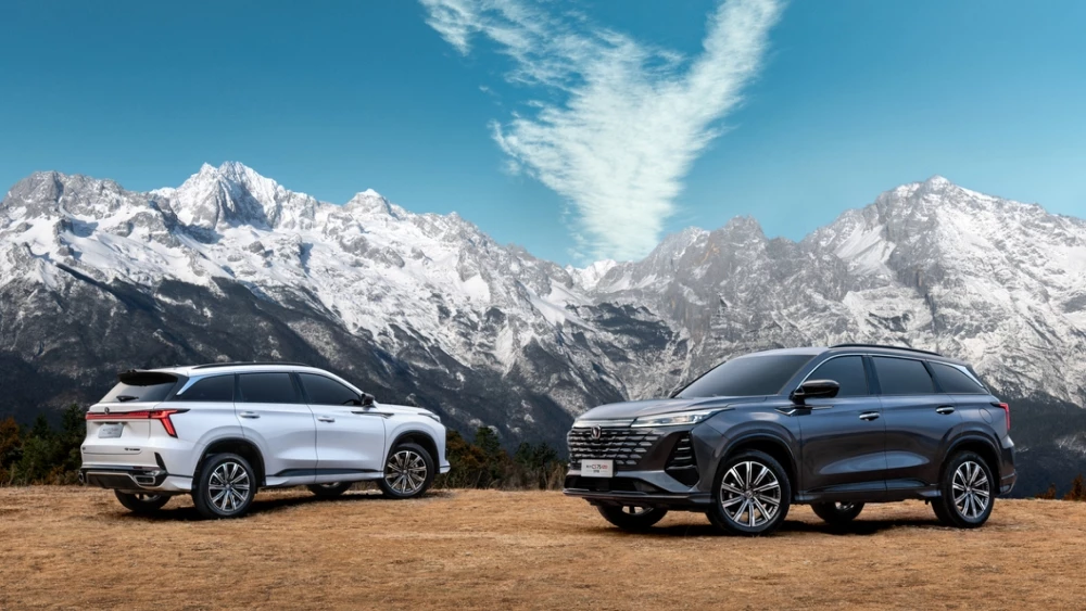 Changan CS75 Plus сбоку спереди сзади два сразу