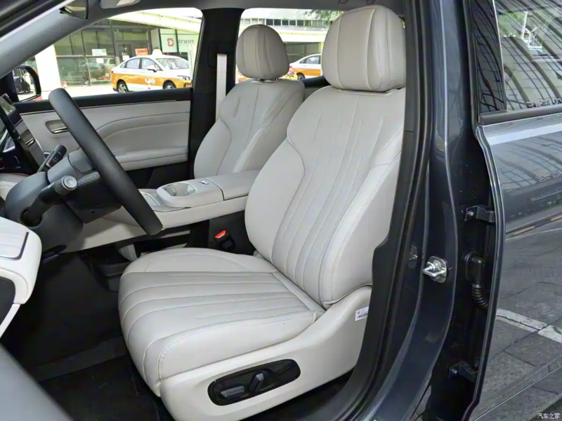 В Китае GAC Aion представила i60: гибрид с запасом хода 1240 км и электромобиль до 650 км.