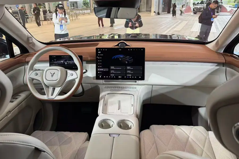 В Китае Voyah Taishan PHEV с HarmonyOS, ADS Ultra и батареей CATL официально представлен.