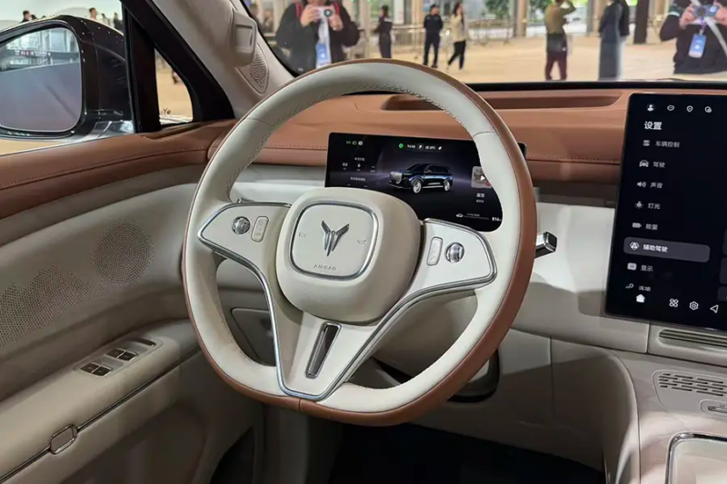 В Китае Voyah Taishan PHEV с HarmonyOS, ADS Ultra и батареей CATL официально представлен.