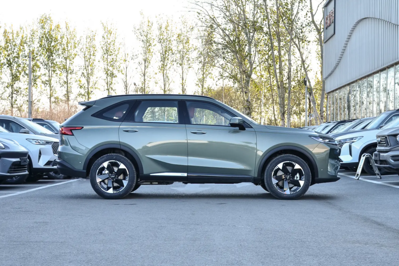 В Китае стартовали продажи среднеразмерного кроссовера Haval H6L от GWM с двигателем 2.0T по цене от 16 500 долларов США.