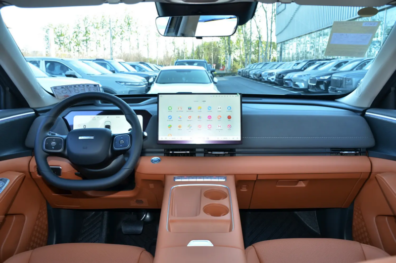 В Китае стартовали продажи среднеразмерного кроссовера Haval H6L от GWM с двигателем 2.0T по цене от 16 500 долларов США.