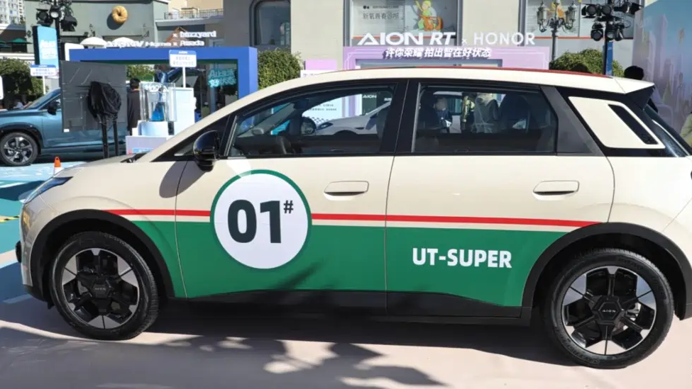 В Китае CATL, GAC Aion и JD.com объединились для создания электрокара Aion UT Super с быстрой заменой батареи.