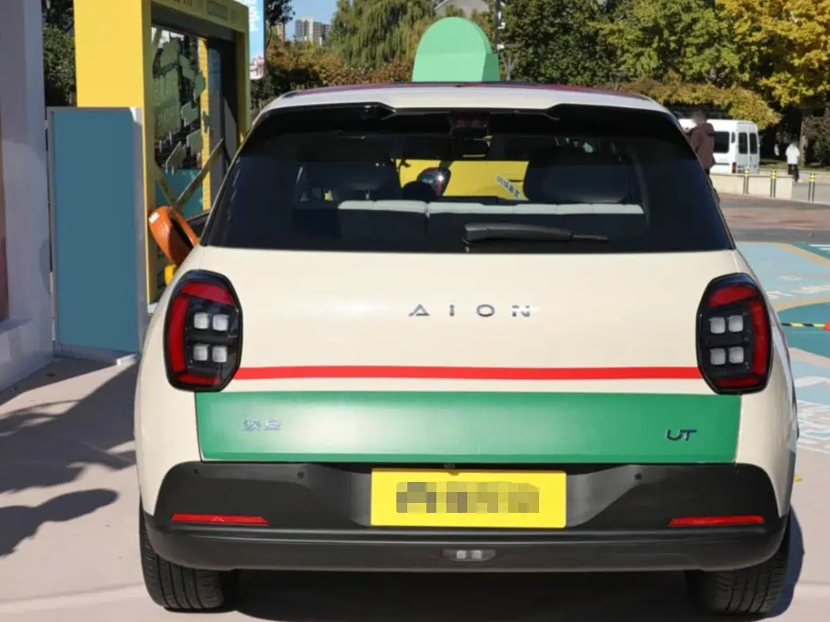В Китае CATL, GAC Aion и JD.com объединились для создания электрокара Aion UT Super с быстрой заменой батареи.