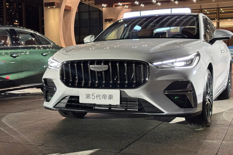 В Китае стартовали продажи пятого поколения Geely Emgrand с турбомотором 1.5T по цене от 9 000 USD.