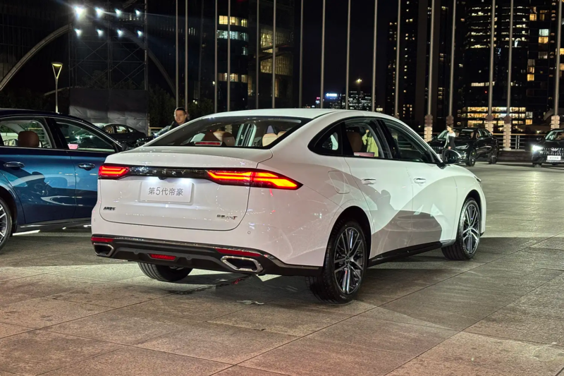 В Китае стартовали продажи пятого поколения Geely Emgrand с турбомотором 1.5T по цене от 9 000 USD.