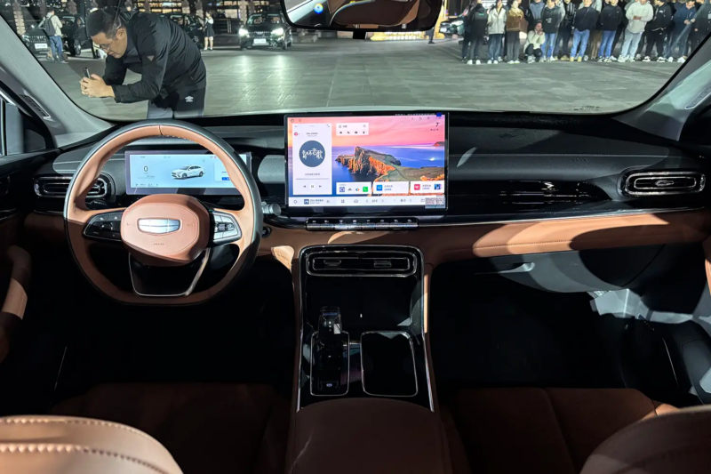 В Китае стартовали продажи пятого поколения Geely Emgrand с турбомотором 1.5T по цене от 9 000 USD.