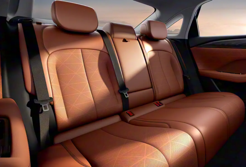 В Китае стартовали продажи пятого поколения Geely Emgrand с турбомотором 1.5T по цене от 9 000 USD.