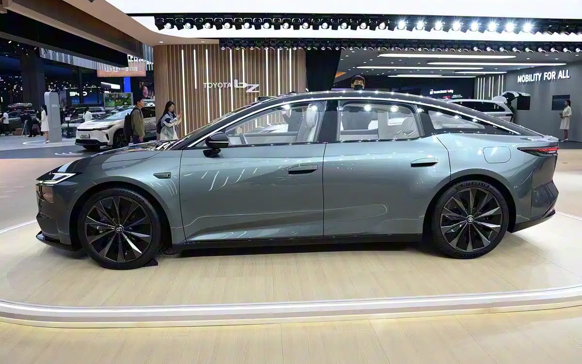 В Китае Toyota bZ7 EV дебютирует с электромотором Huawei и системой HarmonyOS.