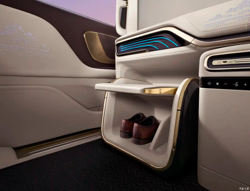 В Китае Voyah представил люксовый четырёхместный MPV Dream Shanhe по цене около 100 тысяч долларов США.